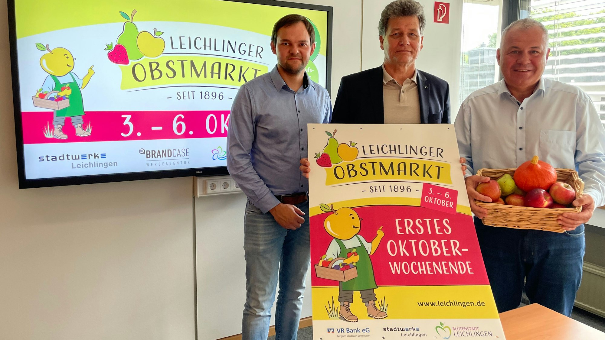 Freuen sich auf den Obstmarkt: Pan Ploenes (v.l.) und Frank Gehrke (beide Gaudium) mit Bürgermeister Frank Steffes