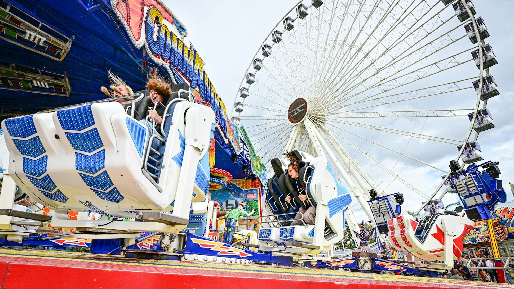 Ein Fahrgeschäft auf der Bonner Großkirmes Pützchens Markt.