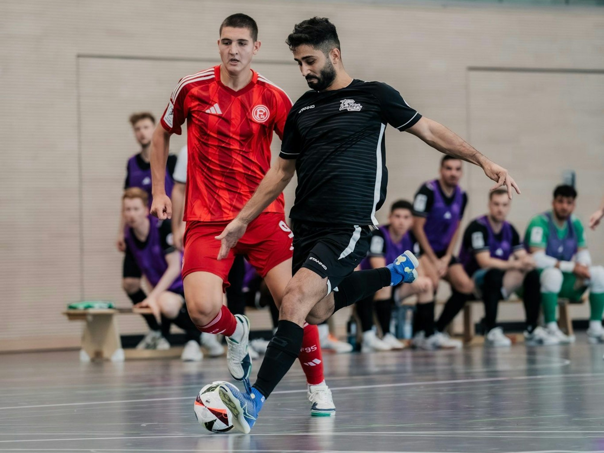 Die Futsal Panthers Köln (schwarze Trikots) und Fortuna Düsseldorf trennten sich torlos.