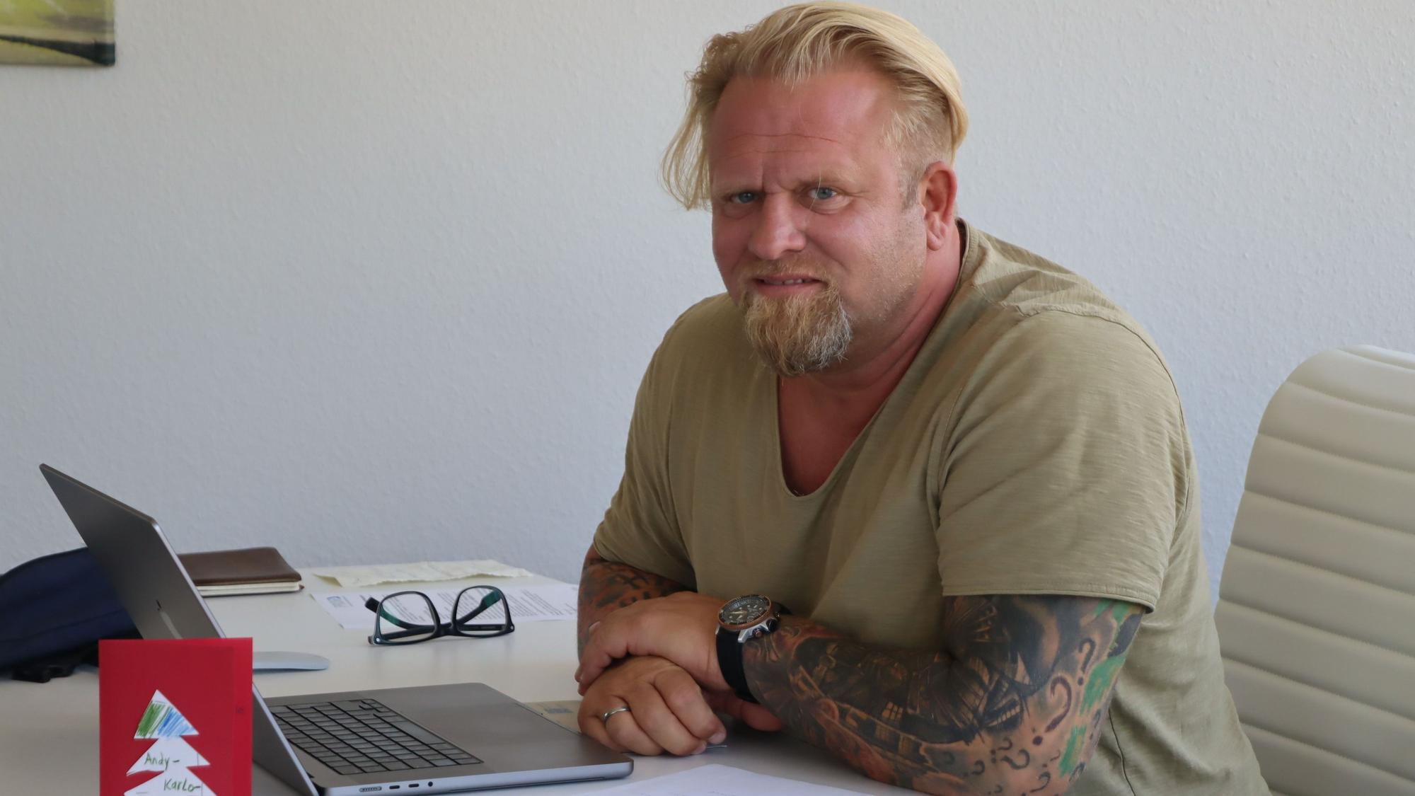Carlo Contessa ist Heilerziehungspfleger und Gründer und Geschäftsführer der Stabil GmbH 2016. Ziel der Institution ist, Intensivtäter wieder auf die gerade Bahn zu bringen.