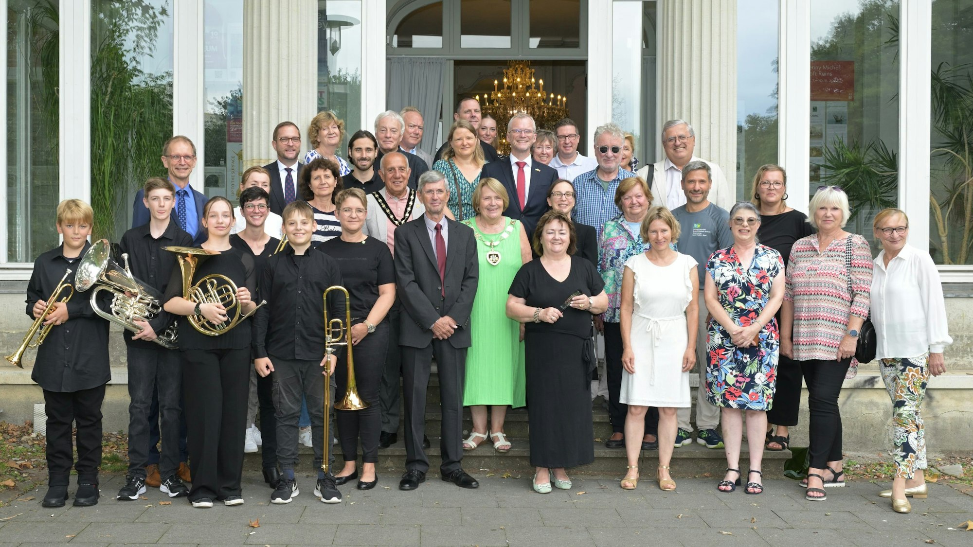 Gäste aus Partnerstädten Runnymede und Butscha stehen zum Gruppenfoto an der Villa
Zanders.