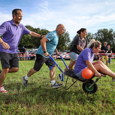 Spaß beim Schürreskarresrennen auf der Edelrather Kirmes.