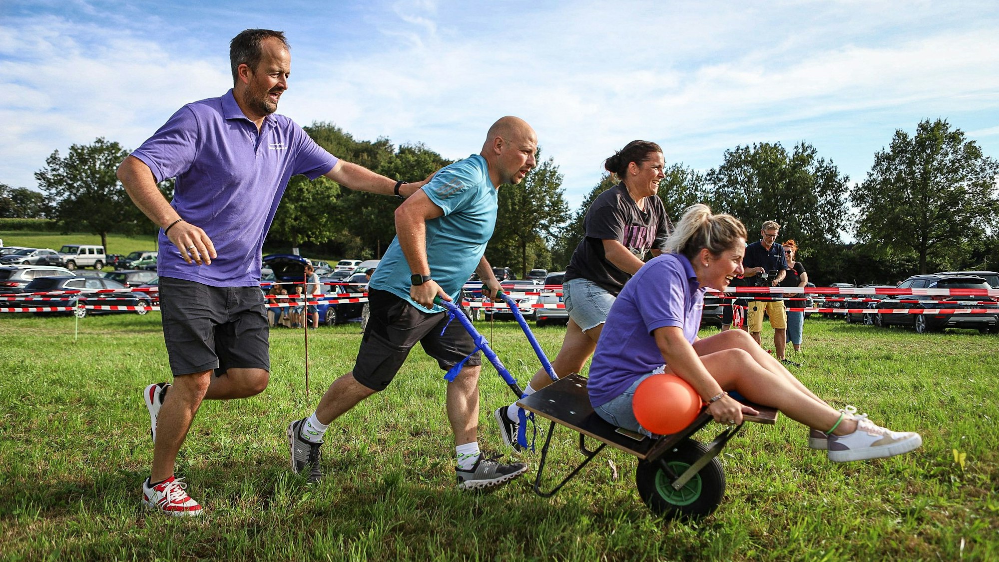 Spaß beim Schürreskarresrennen auf der Edelrather Kirmes.
