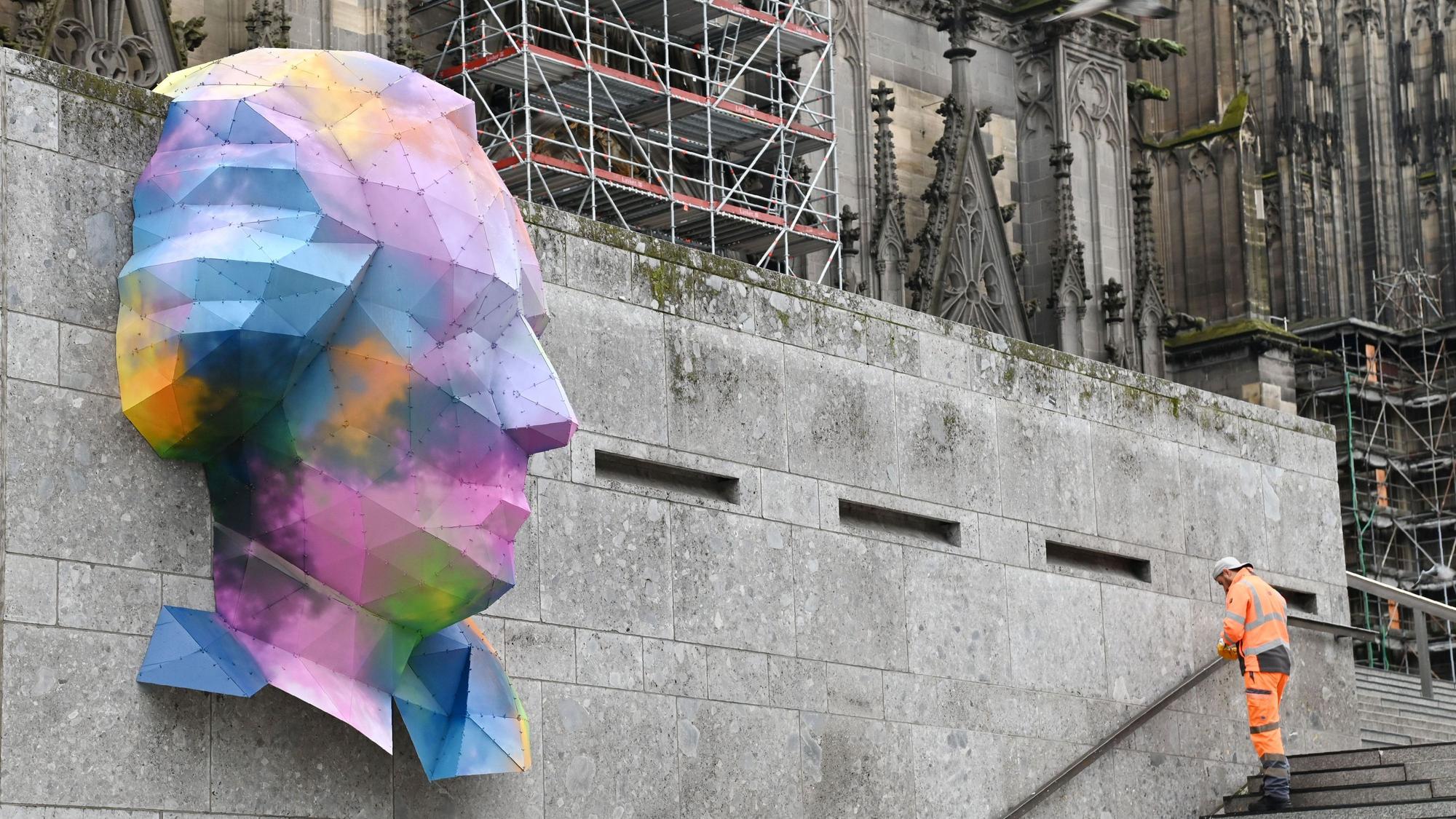 Eine Skulptur an der Mauer zur Domtreppe (gegenüber Alter Wartesaal)