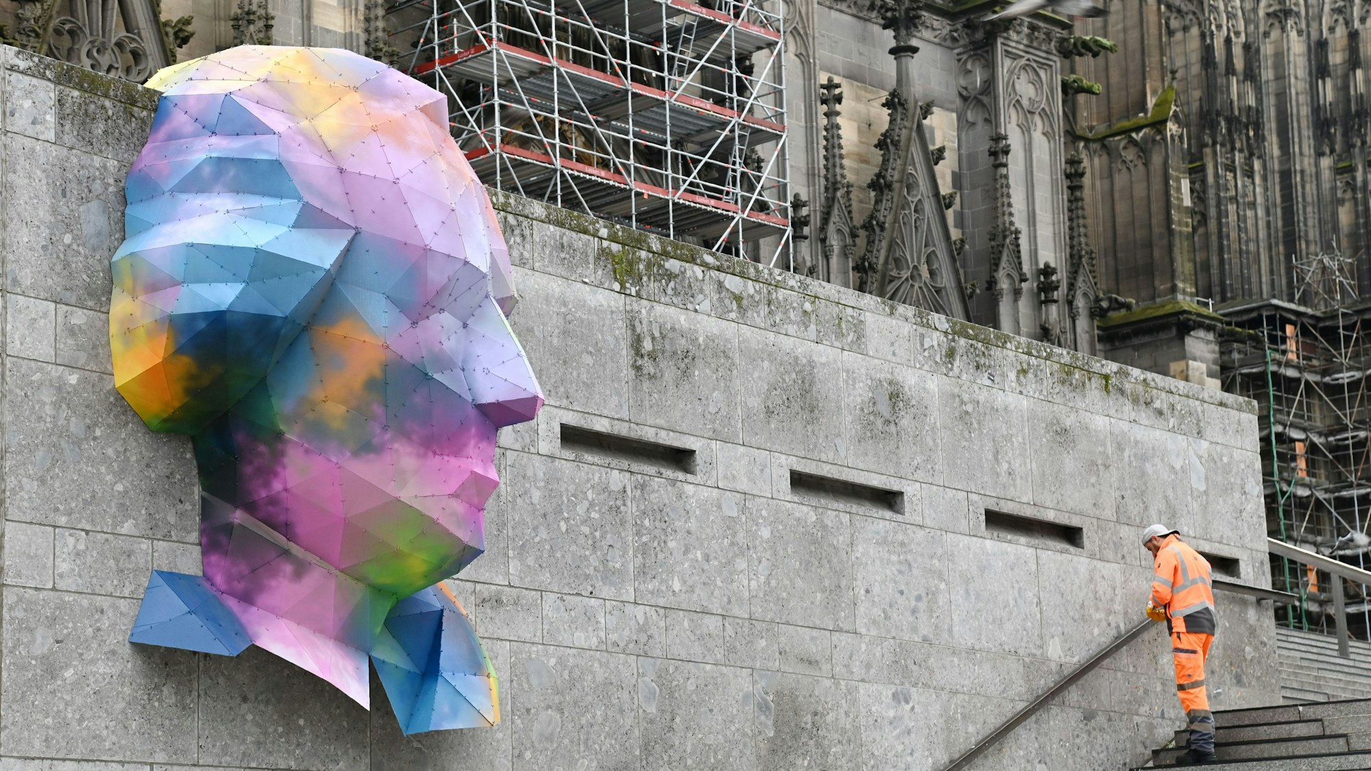 Eine Skulptur an der Mauer zur Domtreppe (gegenüber Alter Wartesaal)