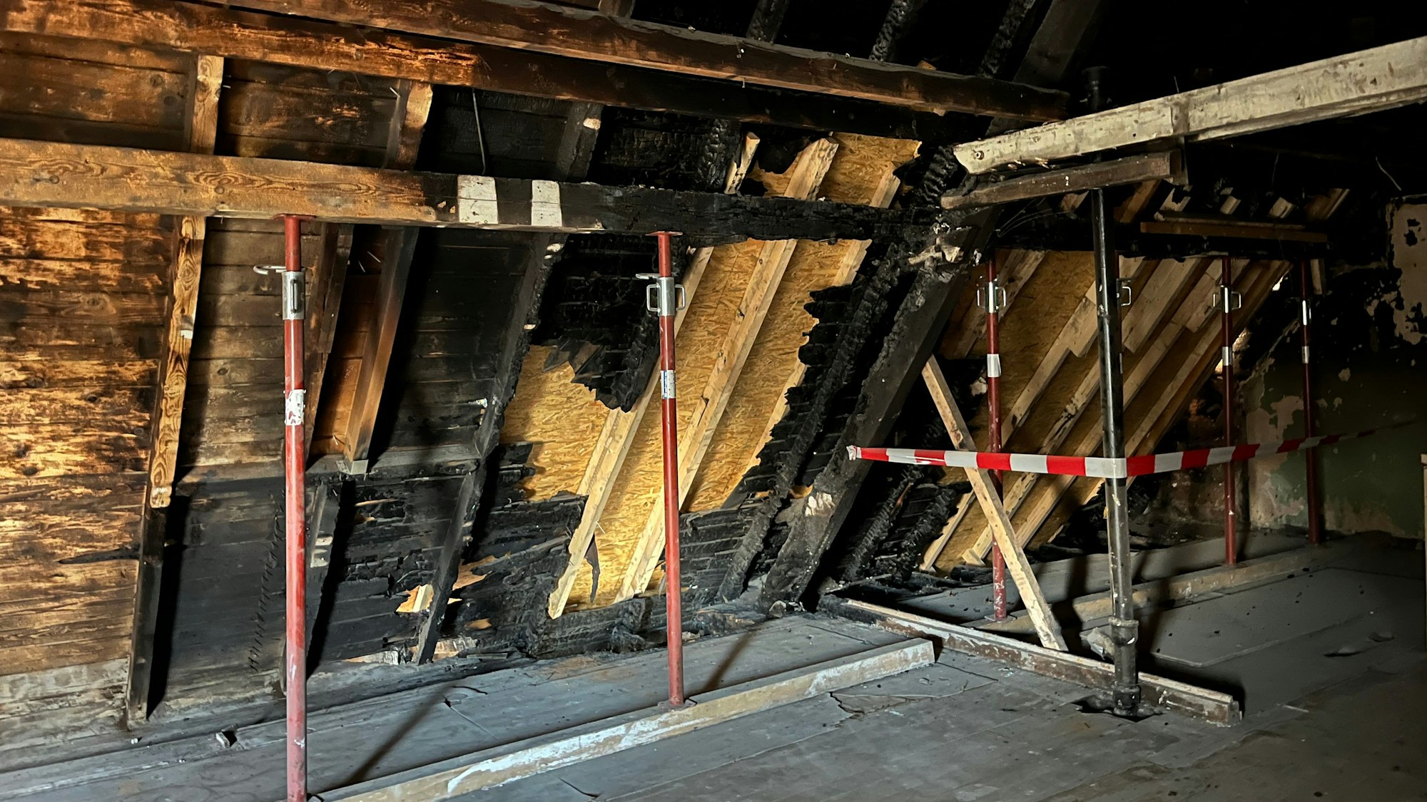 Im Dachstuhl des Klosters sind die Brandschäden deutlich zu sehen.