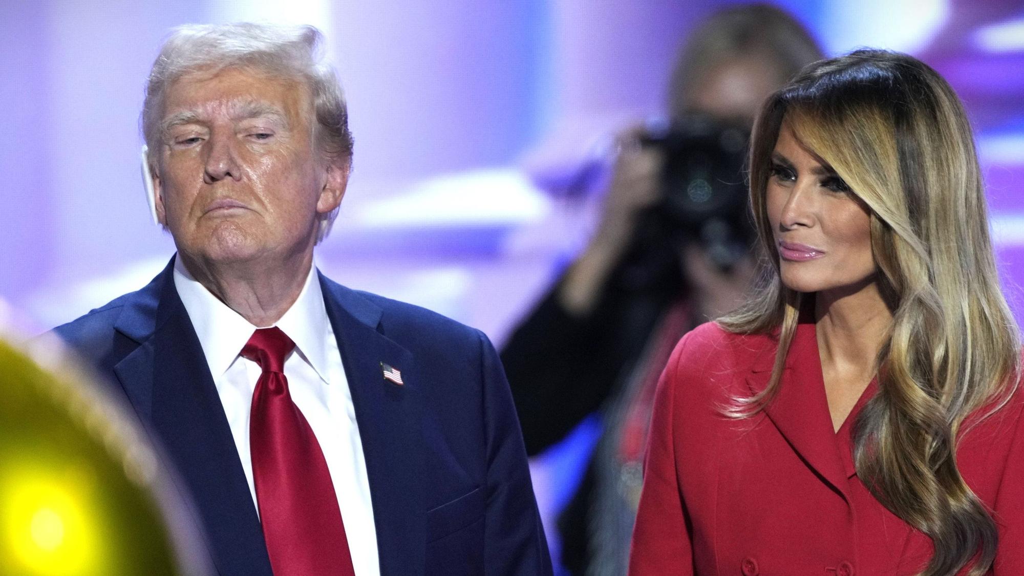 Donald Trump und Melania Trump stehen auf einer Bühne.