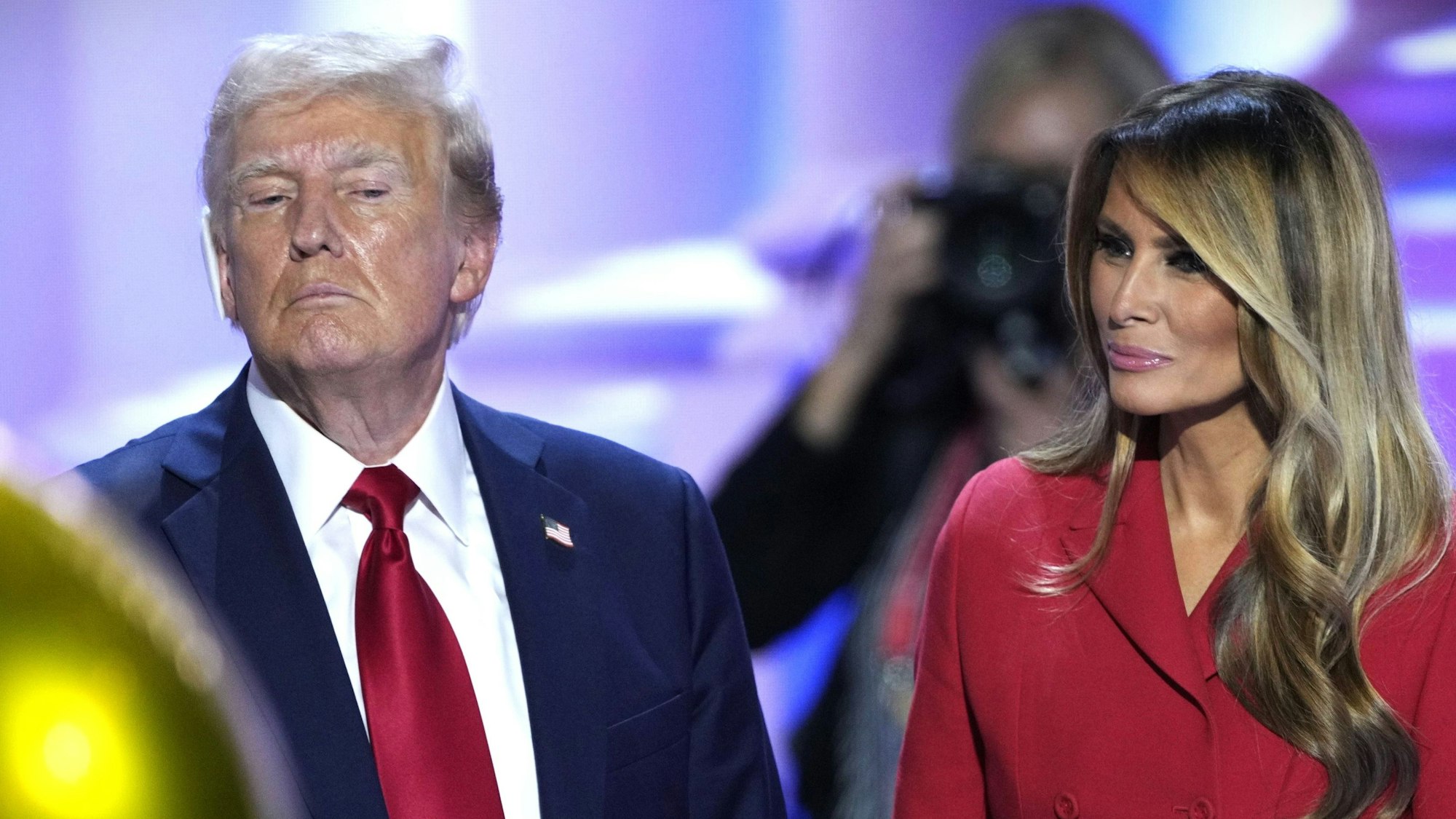 Donald Trump und Melania Trump stehen auf einer Bühne.