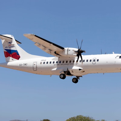 Ein Flugzeug vom Typ ATR 42 fliegt ab.