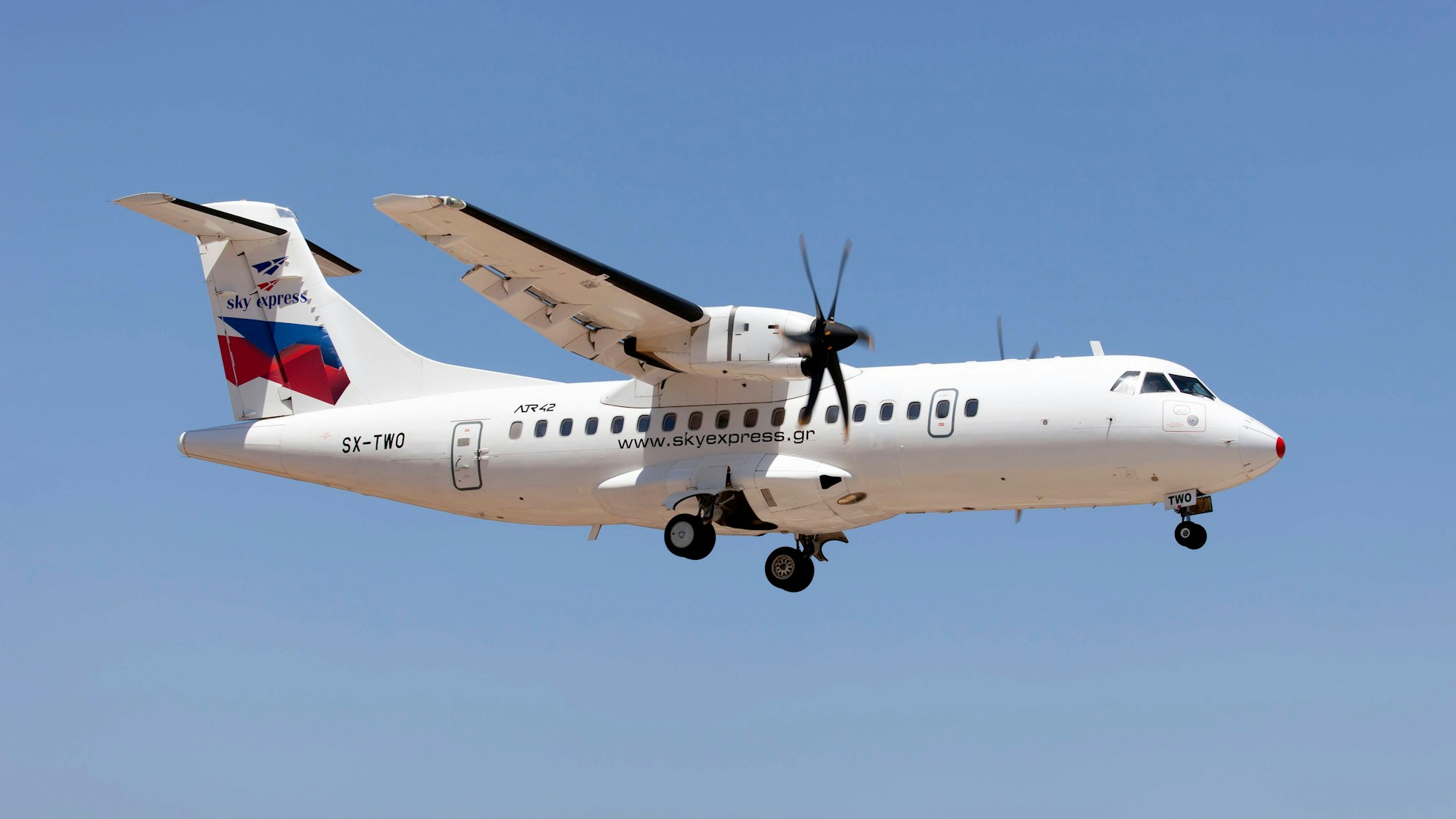 Ein Flugzeug vom Typ ATR 42 fliegt ab.