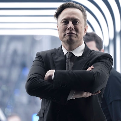 Tech-Milliardär Elon Musk (r.) in der Tesla-Fabrik in Grünheide. Ein Wegbegleiter warnt nun vor dem Einfluss des Milliardärs. (Archivbild)