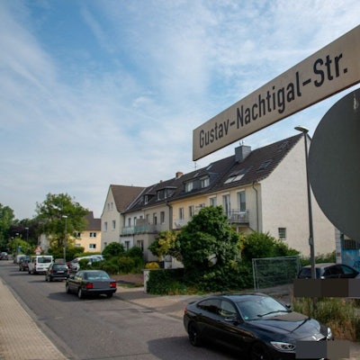 Blick auf eine Straße, der Straßenname ist auch lesbar.