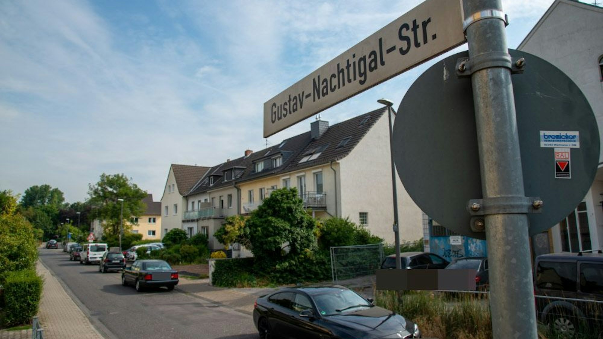 Zu sehen ist die Straße und das Straßenschild der Gustav-Nachtigal-Straße in Köln-Nippes.