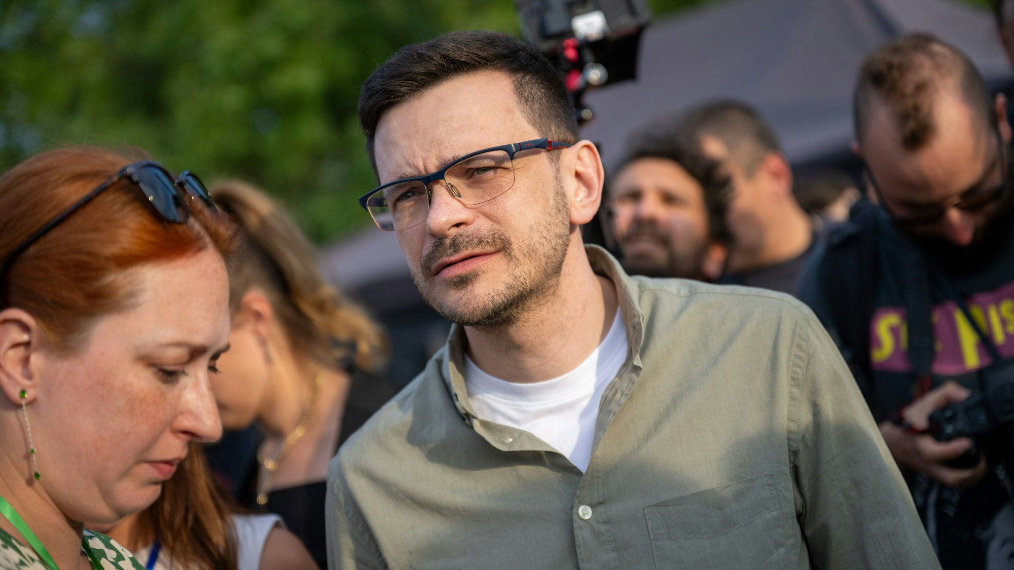 Ilja Jaschin (M.), freigekommener russischer Oppositionspolitiker, kommt zu einer Veranstaltung im Mauerpark in Berlin. In der Hauptstadt will er jetzt überwacht worden sein.