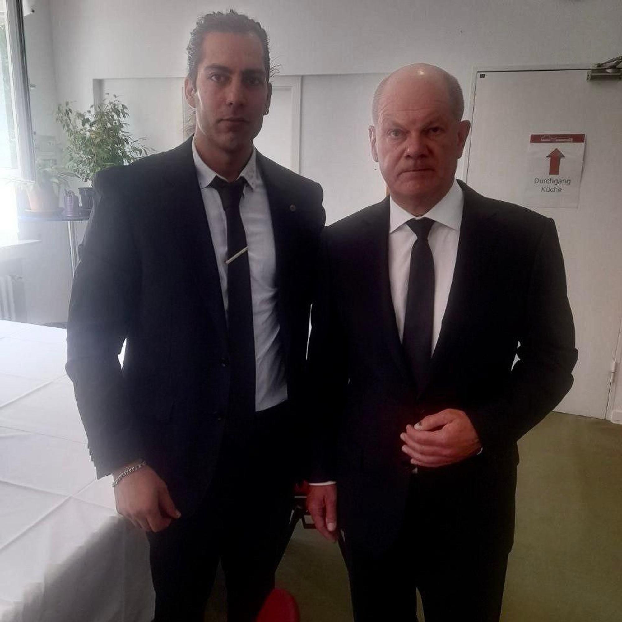 Siavash Hosseini auf der Trauerfeier mit Bundeskanzler Olaf Scholz