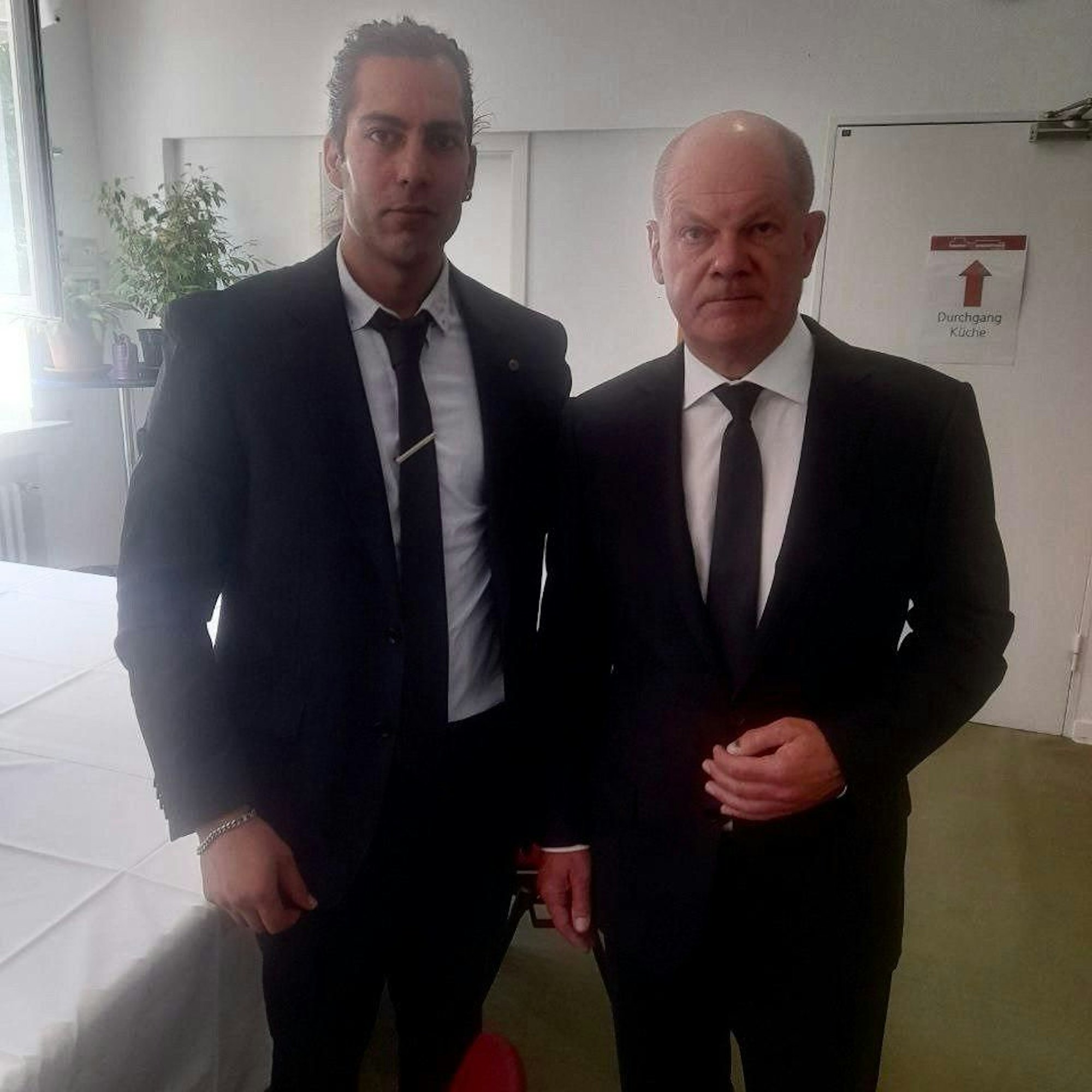Siavash Hosseini auf der Trauerfeier mit Bundeskanzler Olaf Scholz