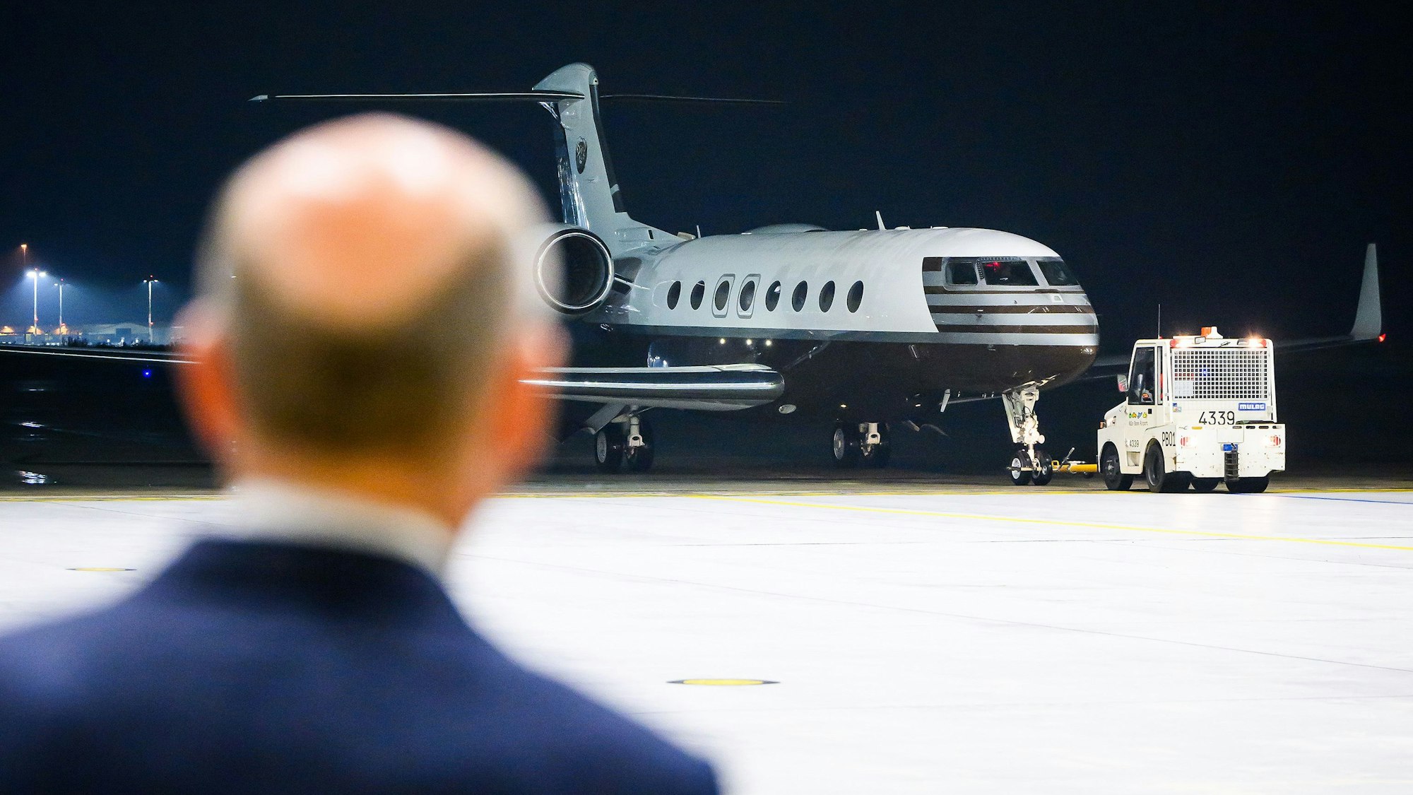 Bundeskanzler Olaf Scholz (SPD) empfängt die frei gelassenen Personen – darunter Ilja Jaschin –, die mit einem Flugzeug nach dem Gefangenenaustausch mit Russland auf dem militärischen Teil des Flughafen Köln/Bonn ankommen.