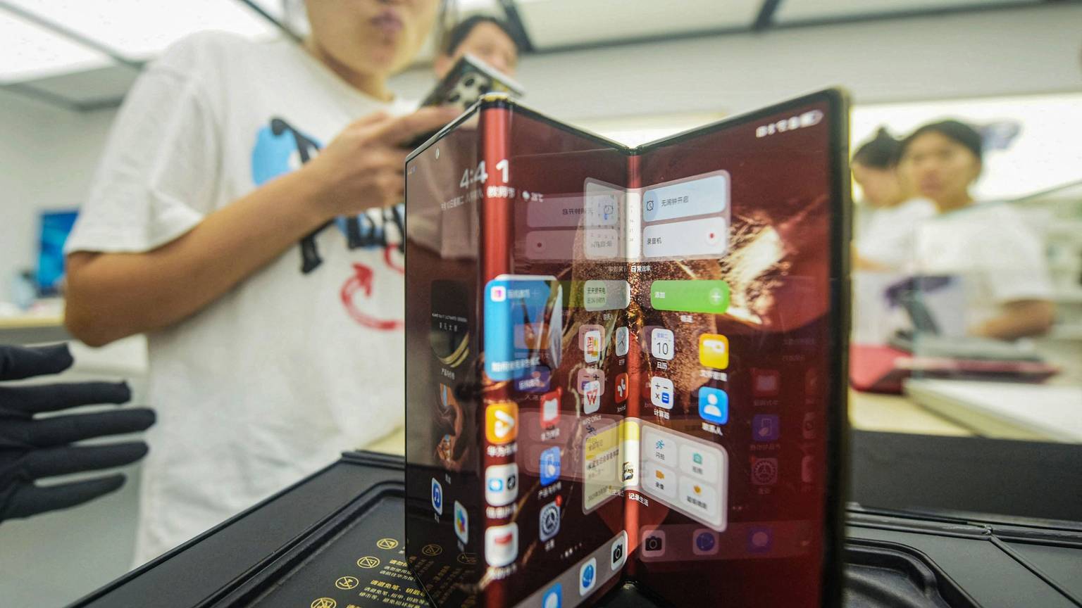 Der chinesische Huawei-Konzern hat als Erster ein Smartphone vorgestellt, dessen Display sich zwei Mal auffalten lässt - und dadurch Tablet-Größe erreichen kann.