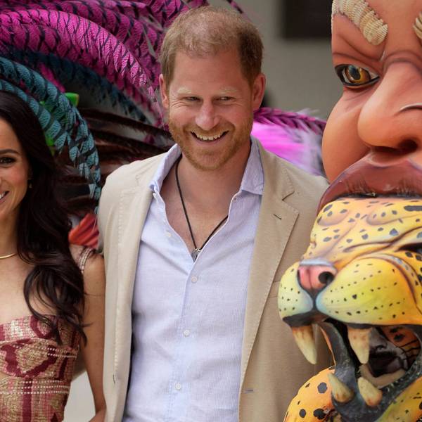 Prinz Harry und Meghan posieren für Fotos mit traditionellen Karnevalstänzern während einer Begrüßungszeremonie in Kolumbien.