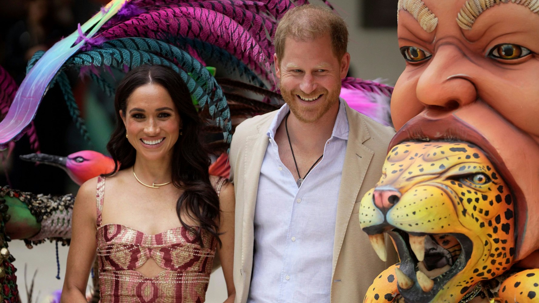 Prinz Harry und Meghan posieren für Fotos mit traditionellen Karnevalstänzern während einer Begrüßungszeremonie im Delia Zapata National Arts Center.