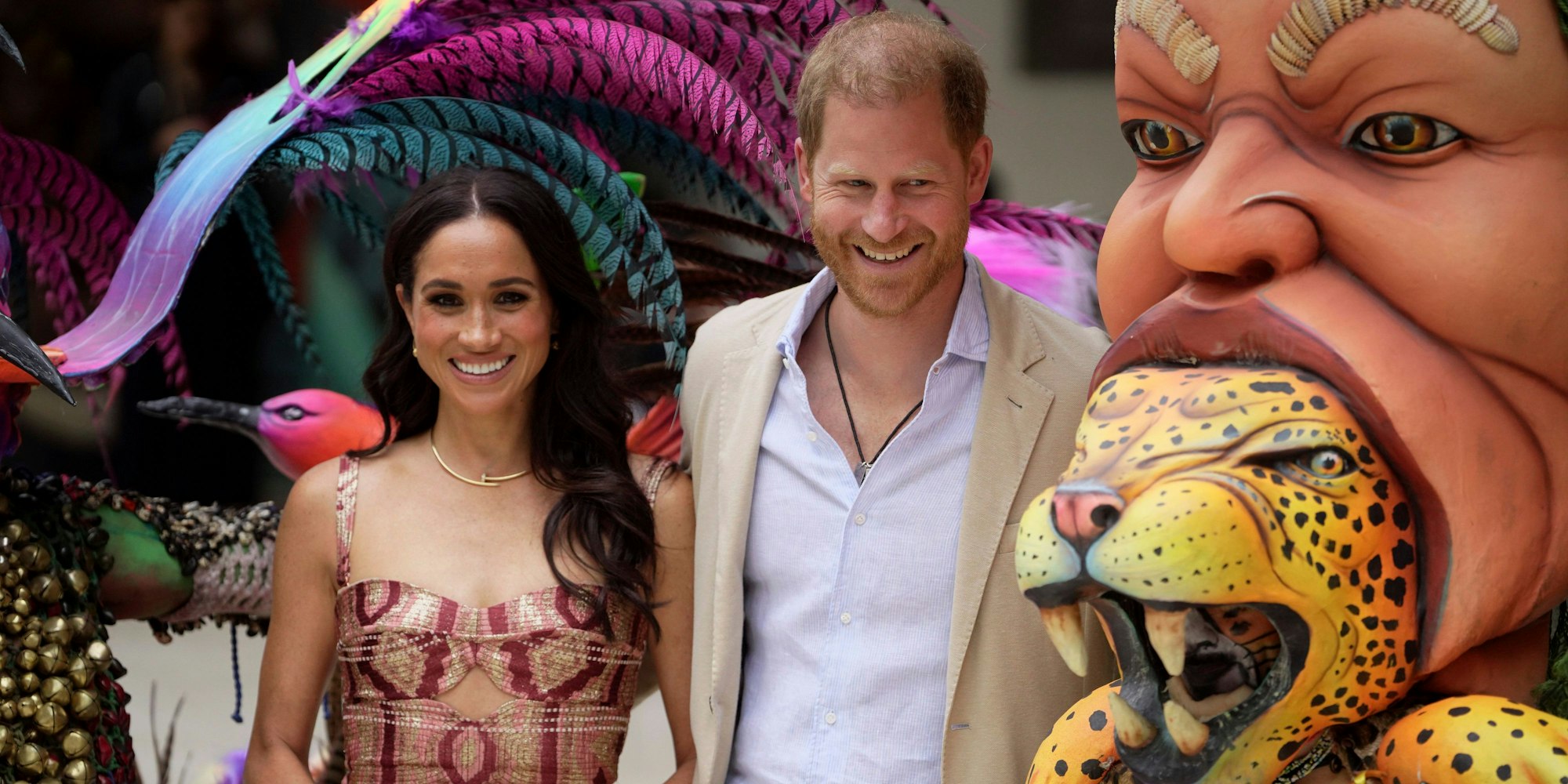 Prinz Harry und Meghan posieren für Fotos mit traditionellen Karnevalstänzern während einer Begrüßungszeremonie im Delia Zapata National Arts Center.