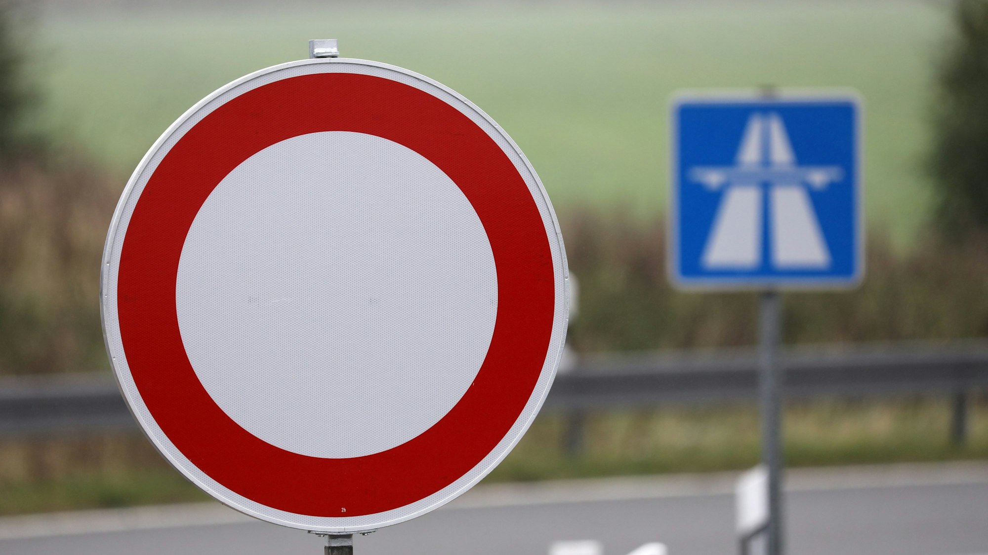 Auf dem Bild ist ein Sperrzeichen und ein Autobahnschild zu sehen (Symbolbild)