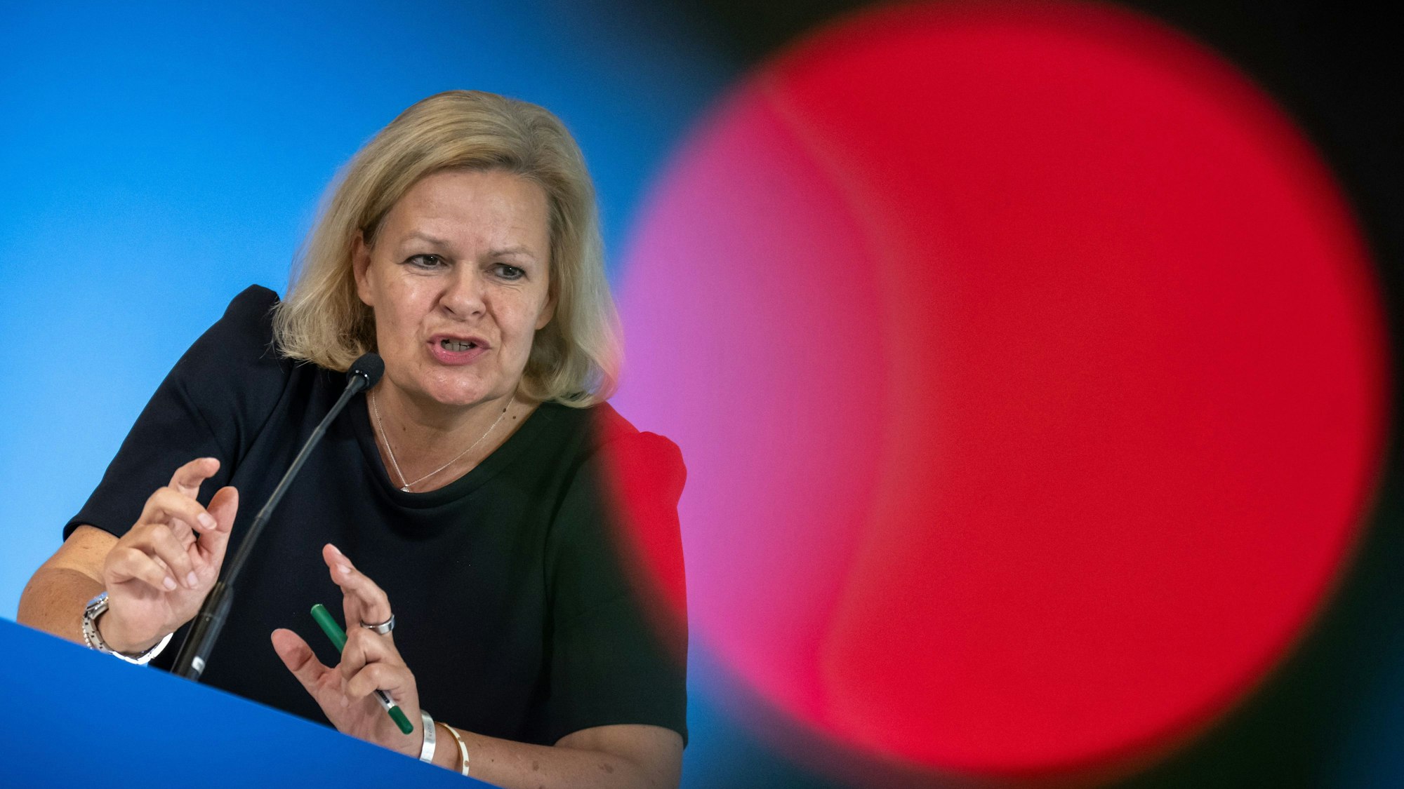 Nancy Faeser (SPD), Bundesministerin des Innern und Heimat, spricht bei einem Pressestatement zu aktuellen Maßnahmen in der Migrationspolitik und zum Sicherheitspaket der Bundesregierung im Bundesministerium des Inneren.