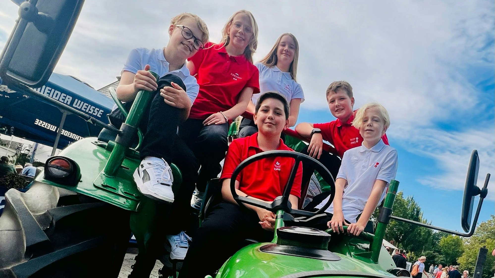 Das Porzer Kinderdreigestirn der kommenden Session mit seinen Adjutanten: Adjutant Julius Harms, Jungfrau Pia Otto, Adjutantin Emma Colonia Gebhard, Prinz Noah König, Bauer Jonas Wendel, Adjutant Arne Jahn.