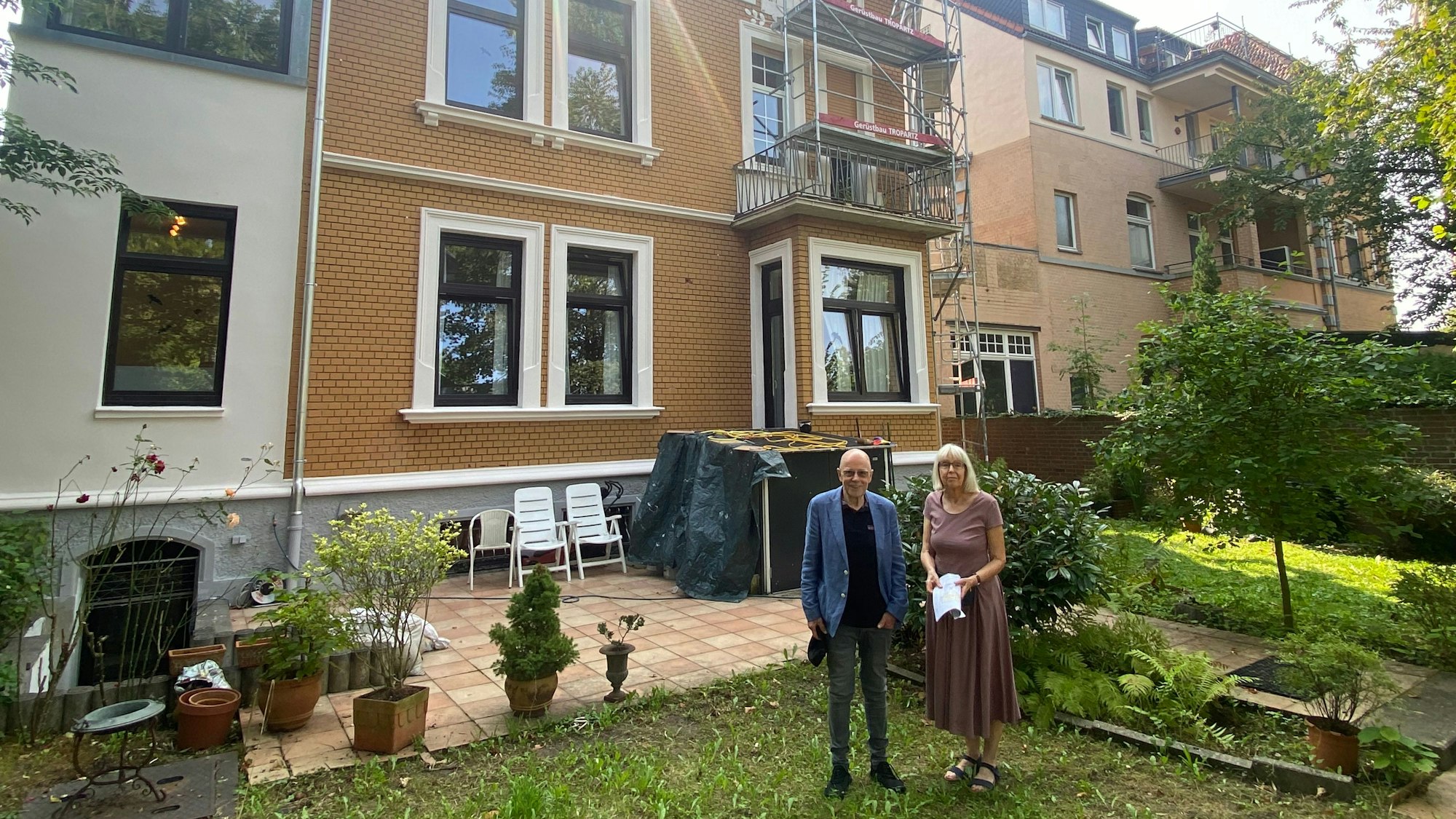 Ulrich Meier und Karin Schwandt im Garten des psychotherapeutischen Instituts APP