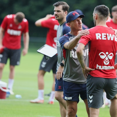 Gerhard Struber spricht auf dem Trainingsplatz mit Stürmer Sargis Adamyan.
