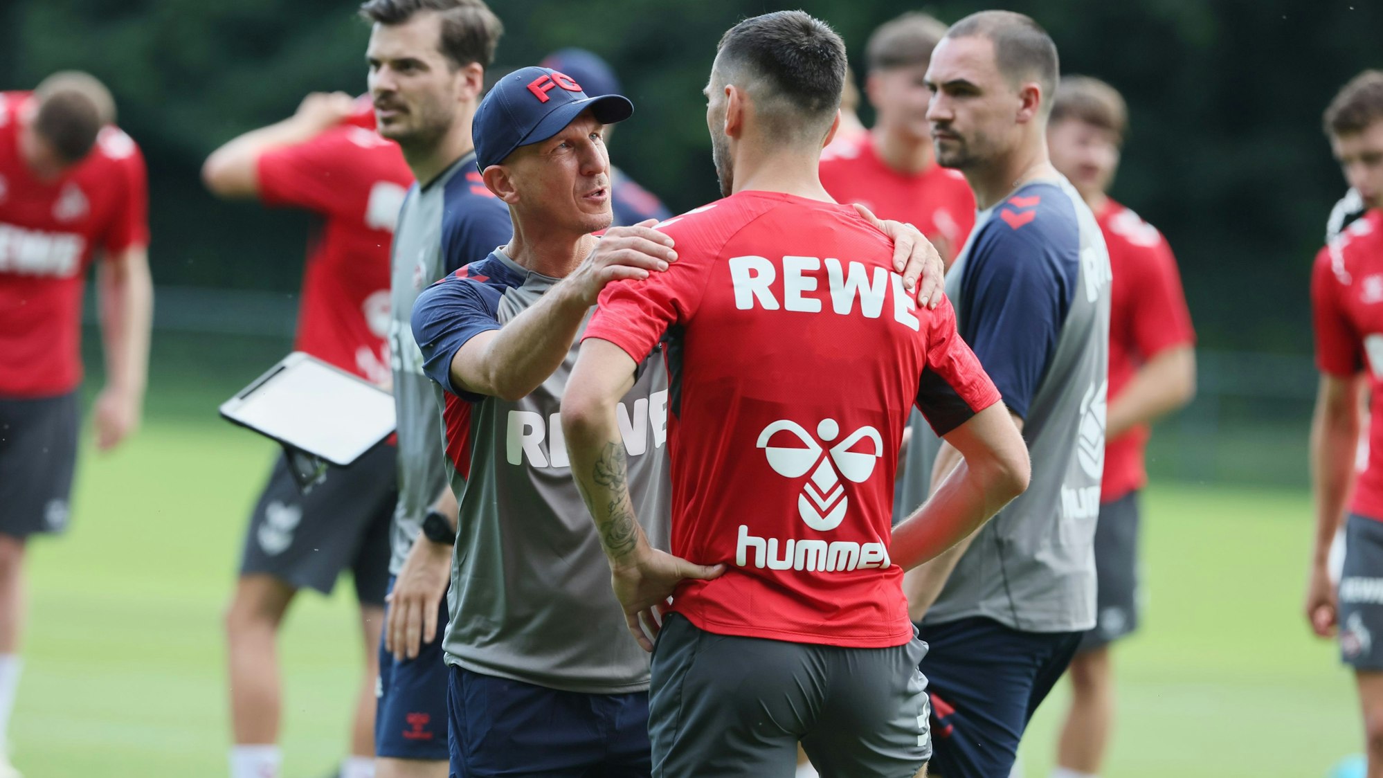 Gerhard Struber spricht auf dem Trainingsplatz mit Stürmer Sargis Adamyan.