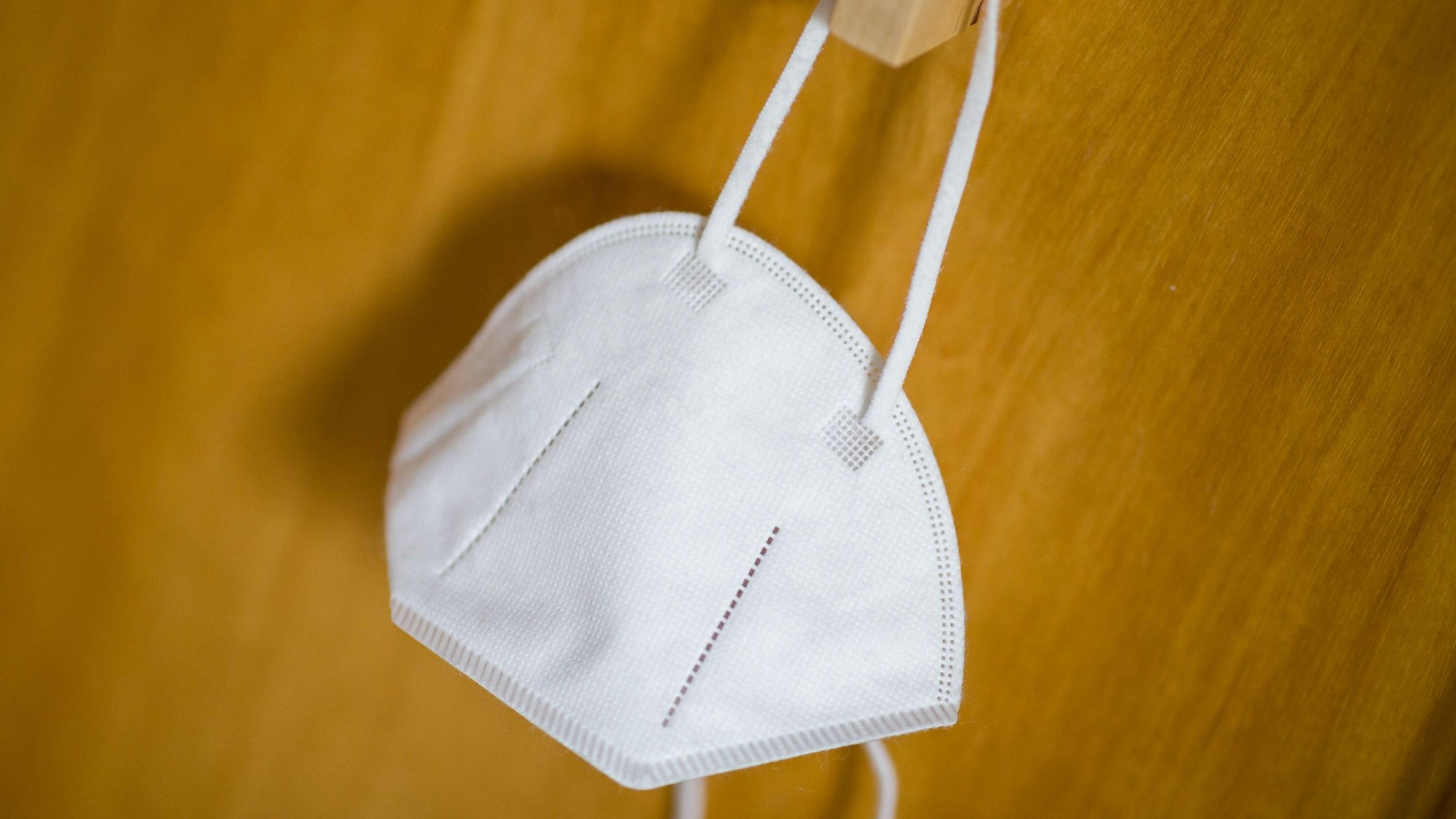 ARCHIV - 22.03.2021, Bayern, Nürnberg: Eine FFP2-Maske hängt an einem Haken.