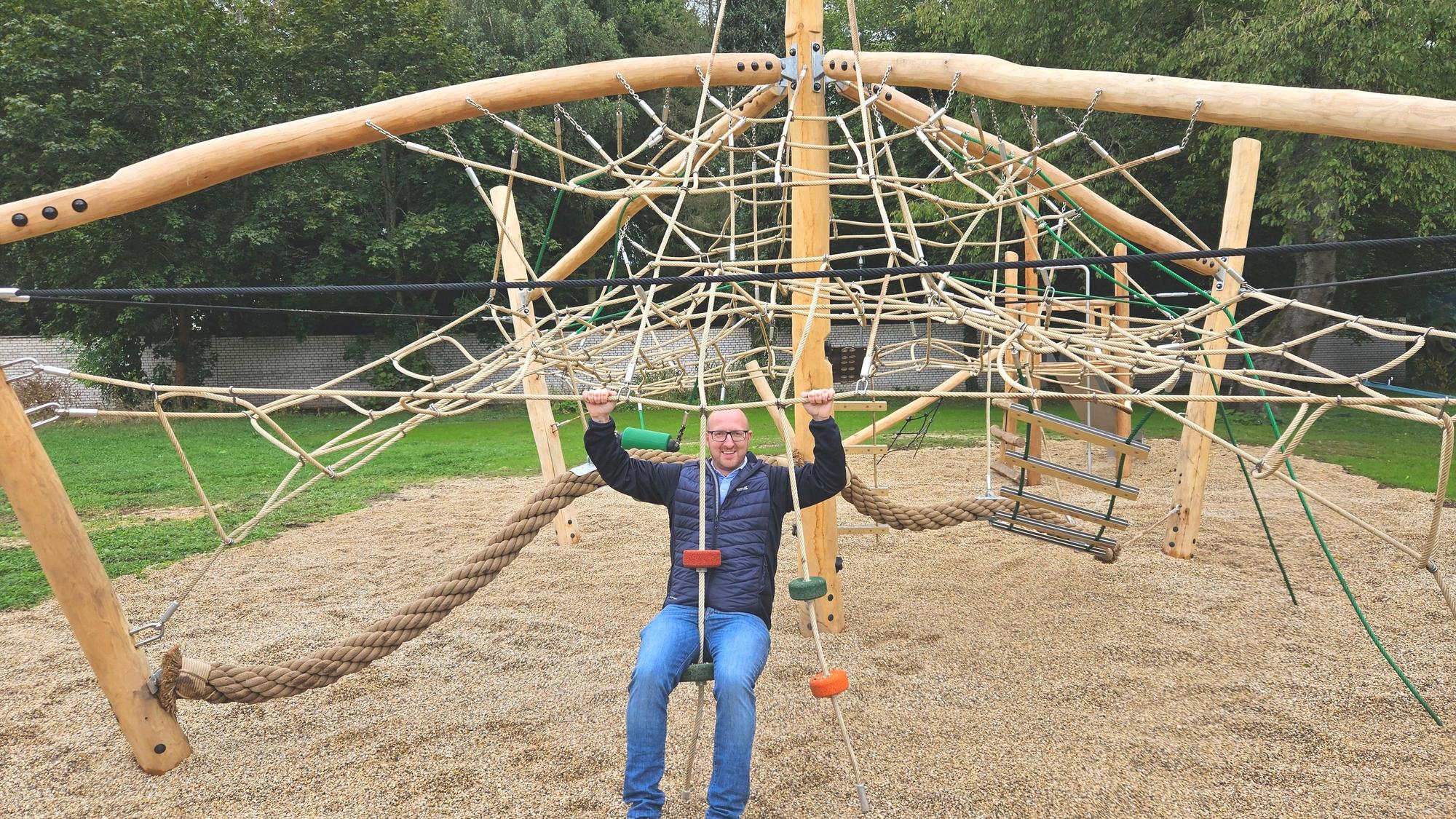 Bürgermeister Ingo Pfennings sitzt in einem der Klettergeräte.