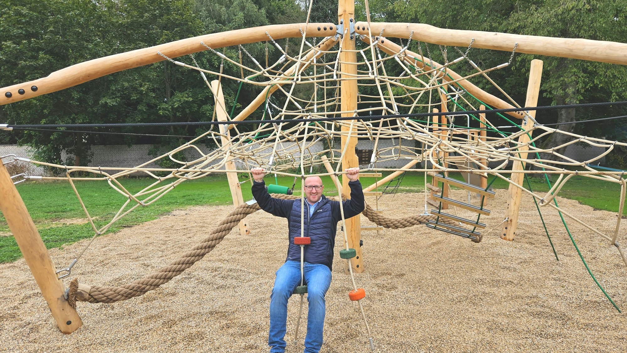 Bürgermeister Ingo Pfennings sitzt in einem der Klettergeräte.