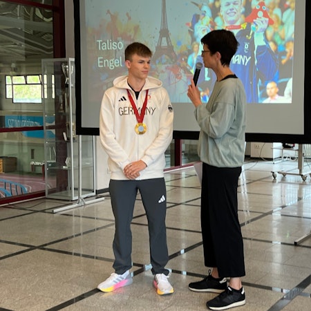 Schwimmer Taliso Engel beim Empfang des TSV Bayer  Leverkusen