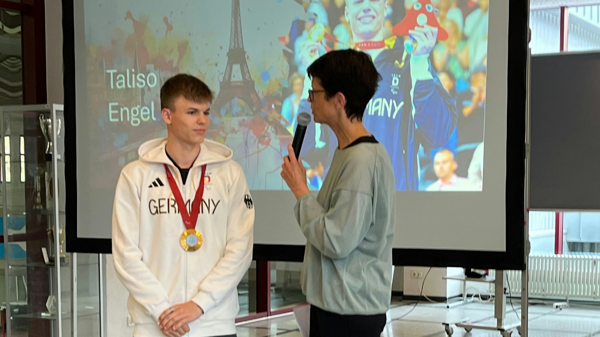 Schwimmer Taliso Engel beim Empfang des TSV Bayer Leverkusen