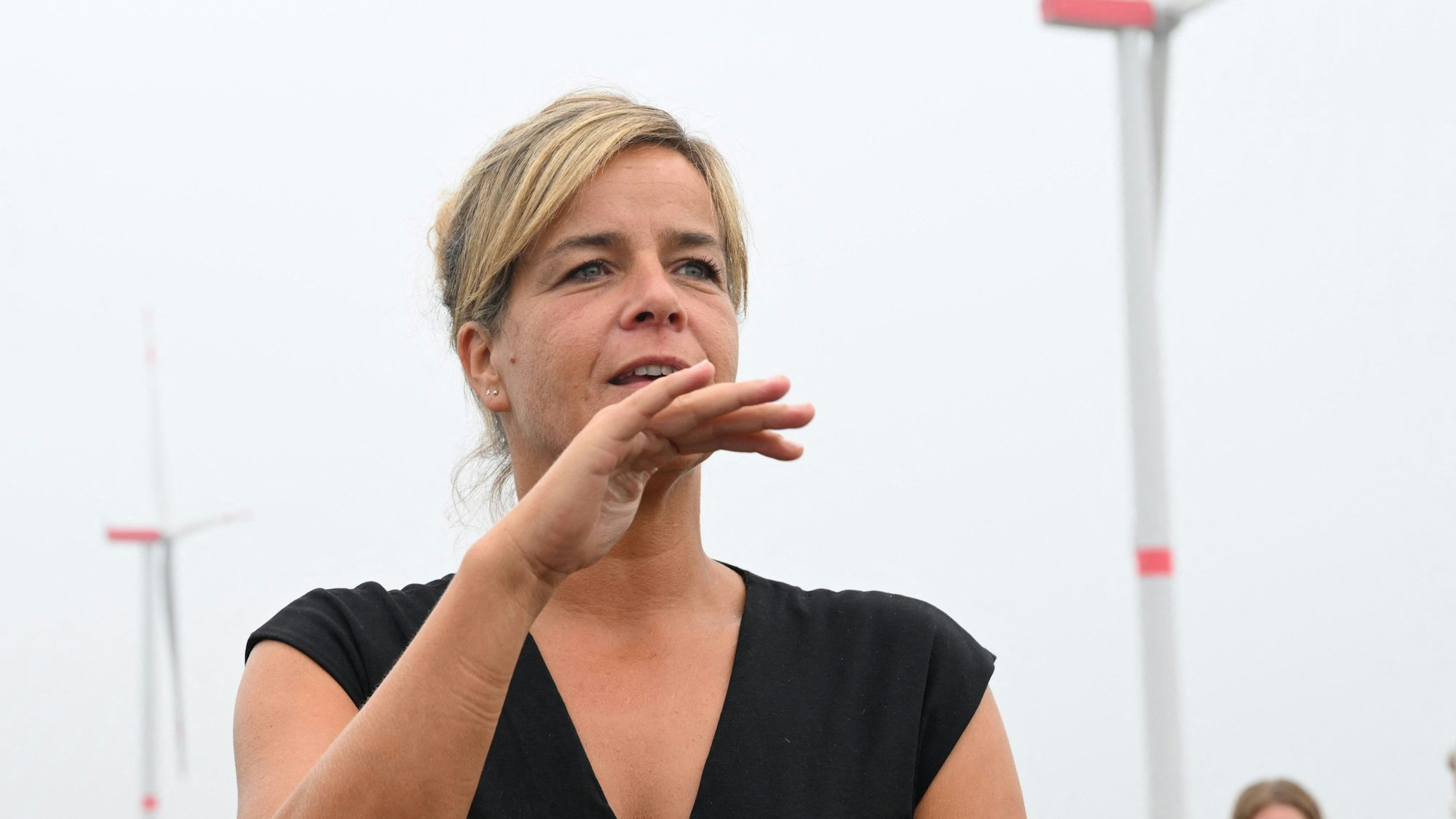 NRW-Wirtschaftsministerin Mona Neubaur besucht einen Windpark bei Erftstadt.