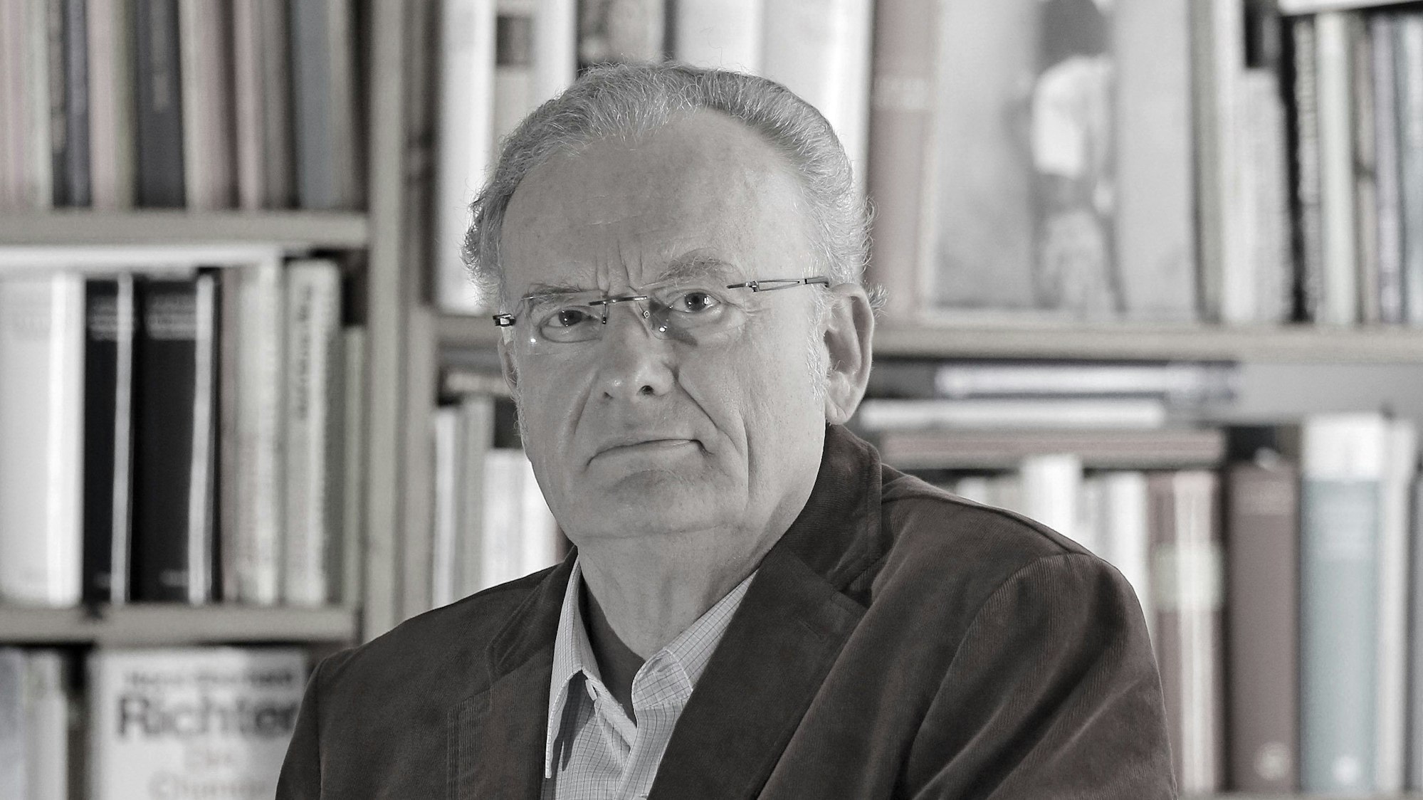 ARCHIV - 28.09.2015, Sachsen-Anhalt, Wittenberg: Der Theologe Friedrich Schorlemmer steht in seinem Arbeitszimmer in Lutherstadt Wittenberg. (zu dpa: «Theologe und Bürgerrechtler Schorlemmer gestorben») Foto: Jan Woitas/dpa-Zentralbild/dpa +++ dpa-Bildfunk +++