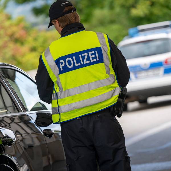 Bayern, Kiefersfelden: Ein Polizist kontrolliert am 10. September 2024 Grenzübergang Kiefersfelden einen PKW. Die Bundesinnenministerin hat vorübergehende Kontrollen an allen deutschen Landesgrenzen angeordnet.