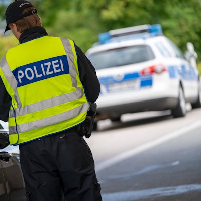 Bayern, Kiefersfelden: Ein Polizist kontrolliert am 10. September 2024 Grenzübergang Kiefersfelden einen PKW. Die Bundesinnenministerin hat vorübergehende Kontrollen an allen deutschen Landesgrenzen angeordnet.