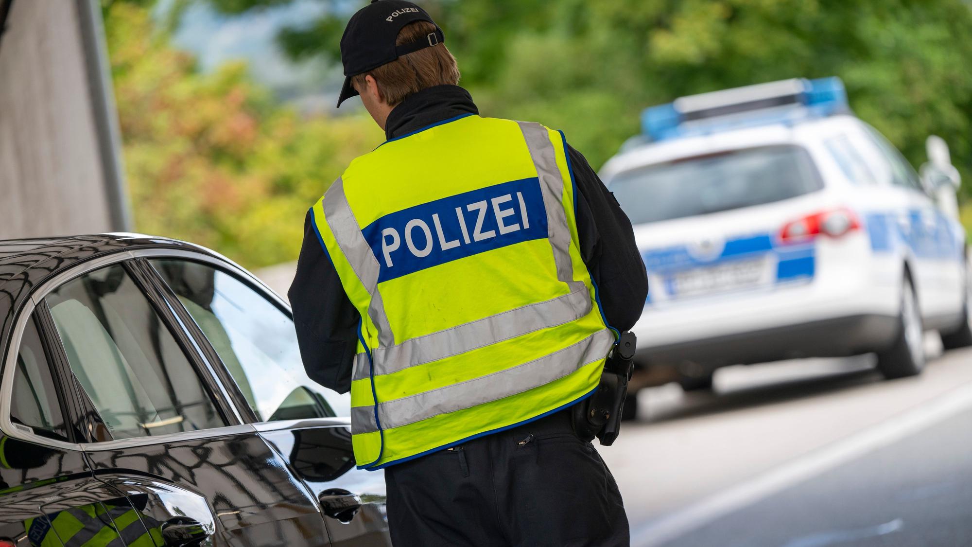 Bayern, Kiefersfelden: Ein Polizist kontrolliert am 10. September 2024 Grenzübergang Kiefersfelden einen PKW. Die Bundesinnenministerin hat vorübergehende Kontrollen an allen deutschen Landesgrenzen angeordnet.