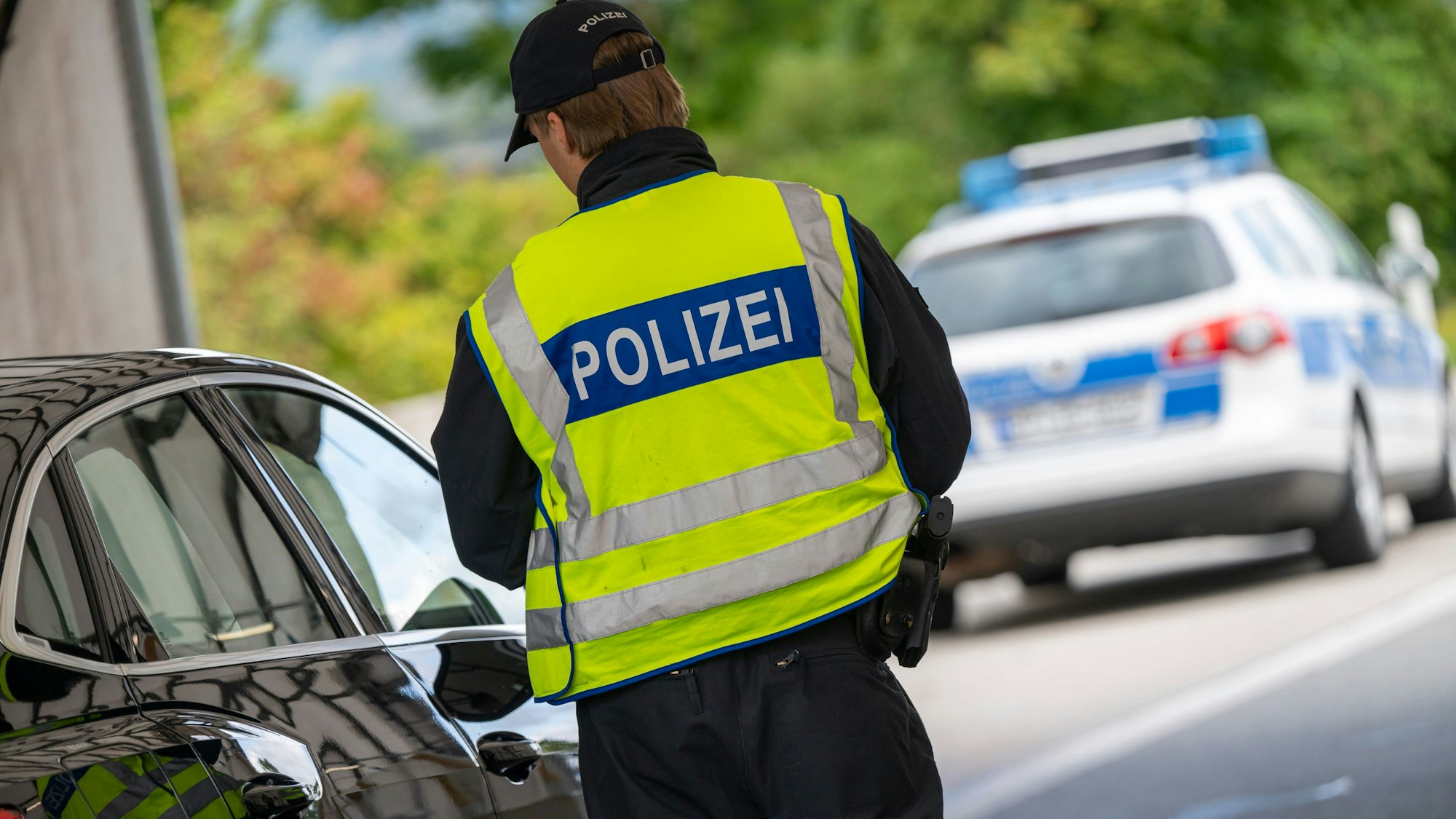 Bayern, Kiefersfelden: Ein Polizist kontrolliert am 10. September 2024 Grenzübergang Kiefersfelden einen PKW. Die Bundesinnenministerin hat vorübergehende Kontrollen an allen deutschen Landesgrenzen angeordnet.