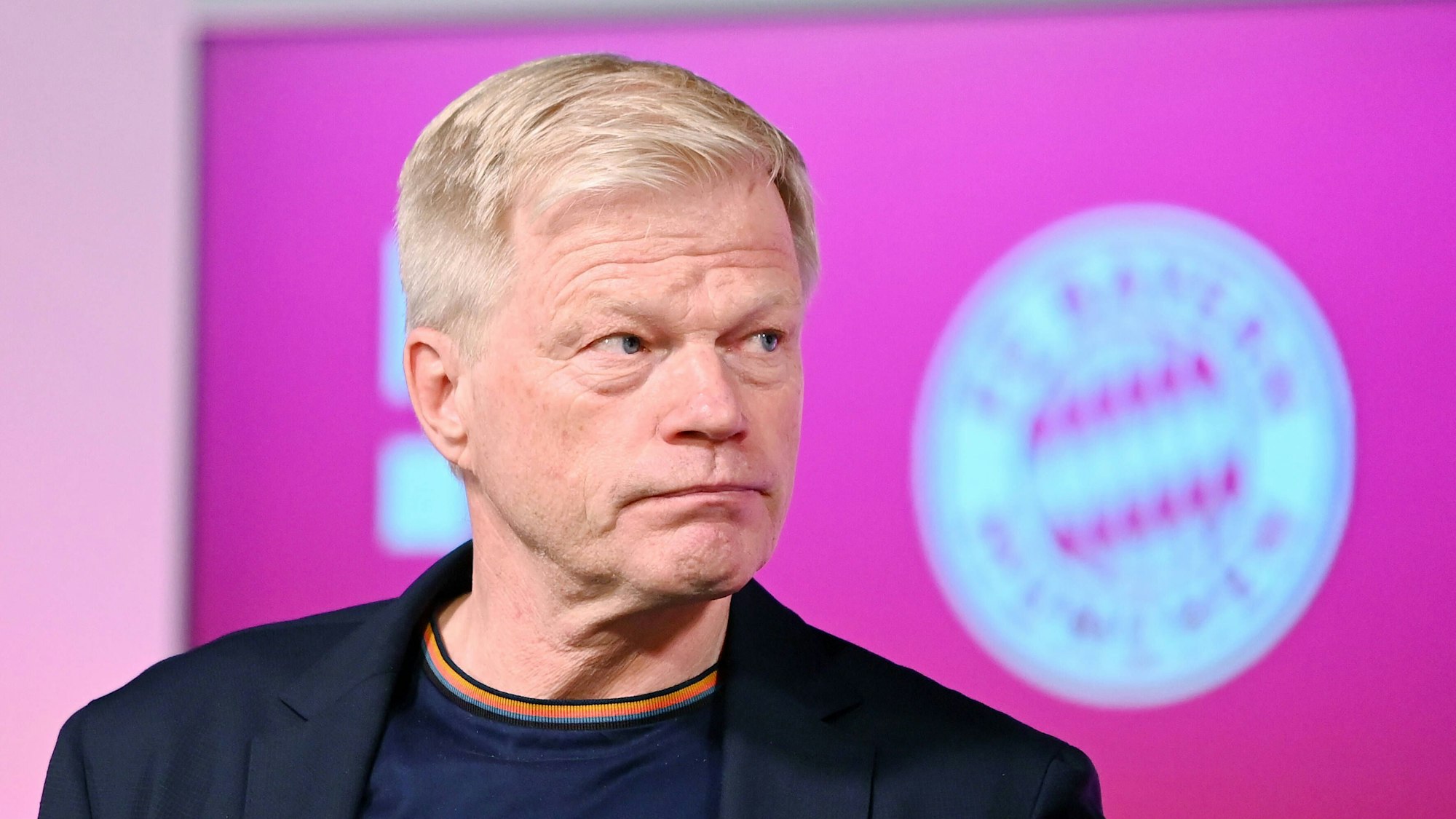 Oliver Kahn auf einer Pressekonferenz von Bayern München.