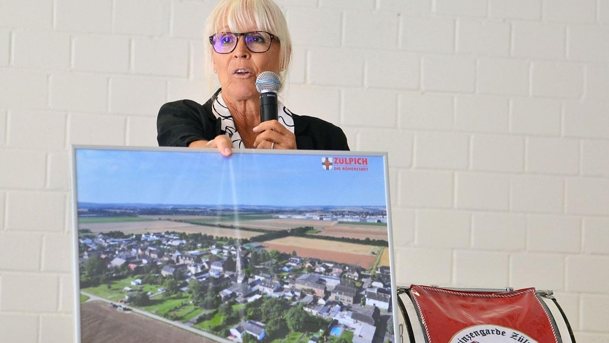 Michaela Mohr zeigt das Bild ihrem Publikum.