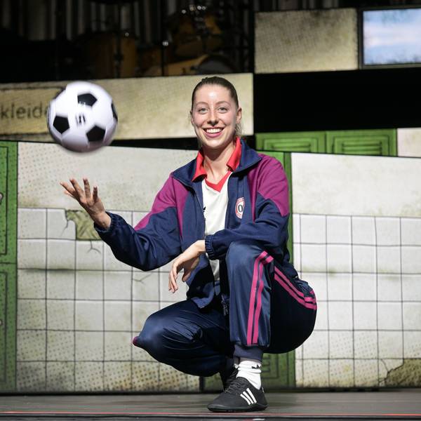 Antonia Kalinowski wirft einen Ball in die Luft.