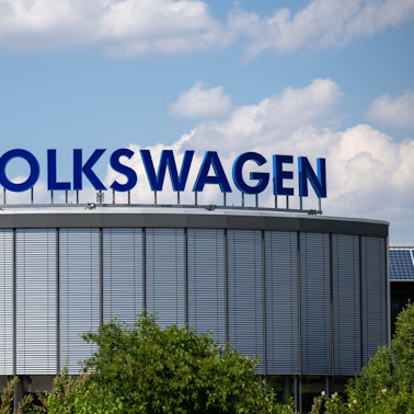 ARCHIV - 05.07.2022, Sachsen, Chemnitz: Das Logo des Volkswagen-Konzerns ist auf dem Dach des Motorenwerkes in Chemnitz zu sehen. Das Werk produziert Motoren und Komponenten für die Fahrzeugwerke des VW-Konzerns. (zu dpa: ««Die Truppe ist sauer» - Sorge um Zukunft von VW-Motorenwerk») Foto: Hendrik Schmidt/dpa +++ dpa-Bildfunk +++