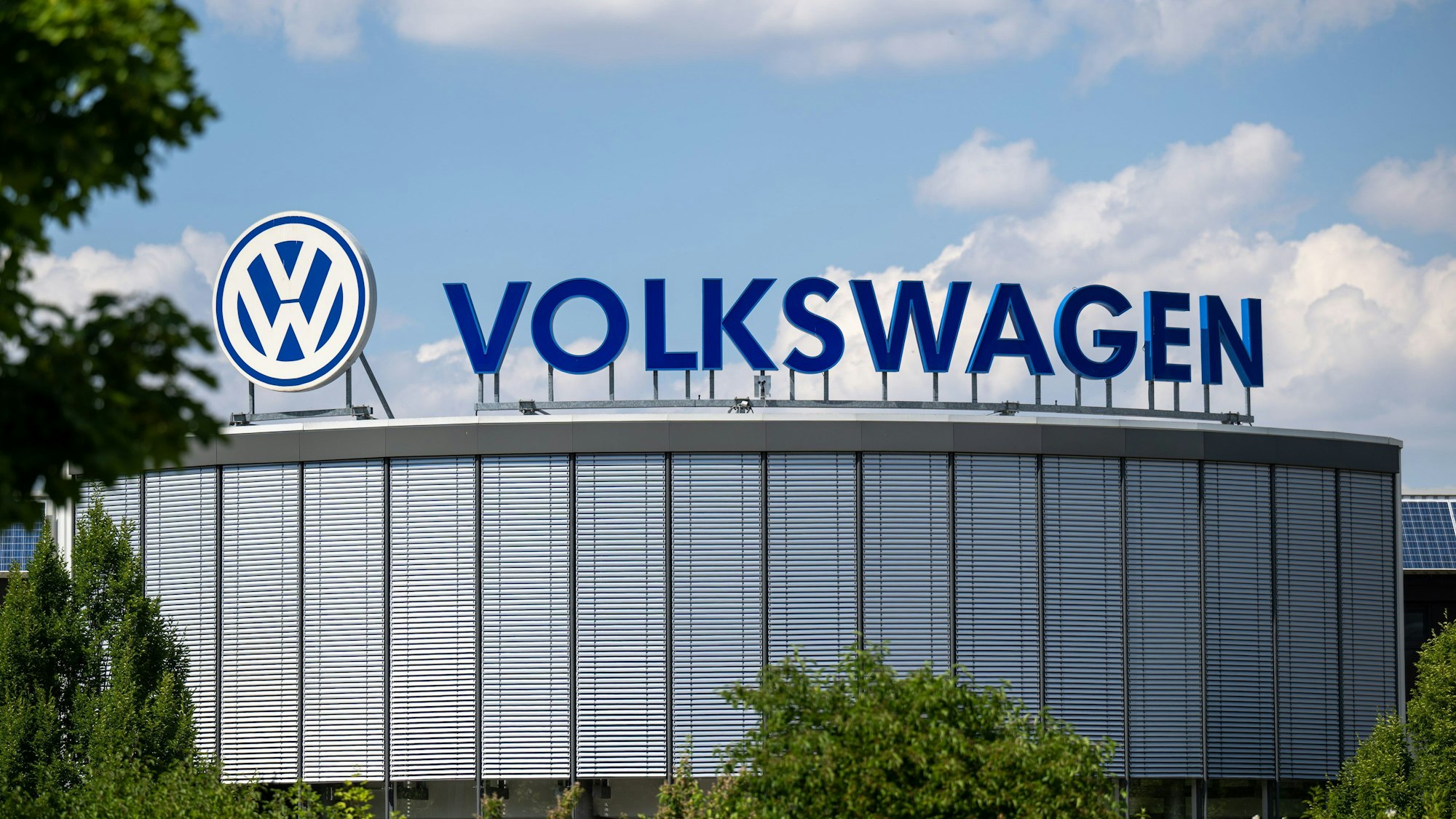 ARCHIV - 05.07.2022, Sachsen, Chemnitz: Das Logo des Volkswagen-Konzerns ist auf dem Dach des Motorenwerkes in Chemnitz zu sehen. Das Werk produziert Motoren und Komponenten für die Fahrzeugwerke des VW-Konzerns. (zu dpa: ««Die Truppe ist sauer» - Sorge um Zukunft von VW-Motorenwerk») Foto: Hendrik Schmidt/dpa +++ dpa-Bildfunk +++