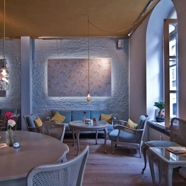 Der gemütliche Innenraum eines Kölner Cafés mit blauen Sesseln, Sofas und Stühlen. (Archivbild)