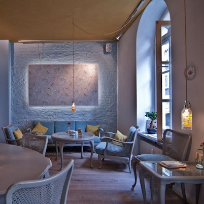 Der gemütliche Innenraum eines Kölner Cafés mit blauen Sesseln, Sofas und Stühlen. (Archivbild)