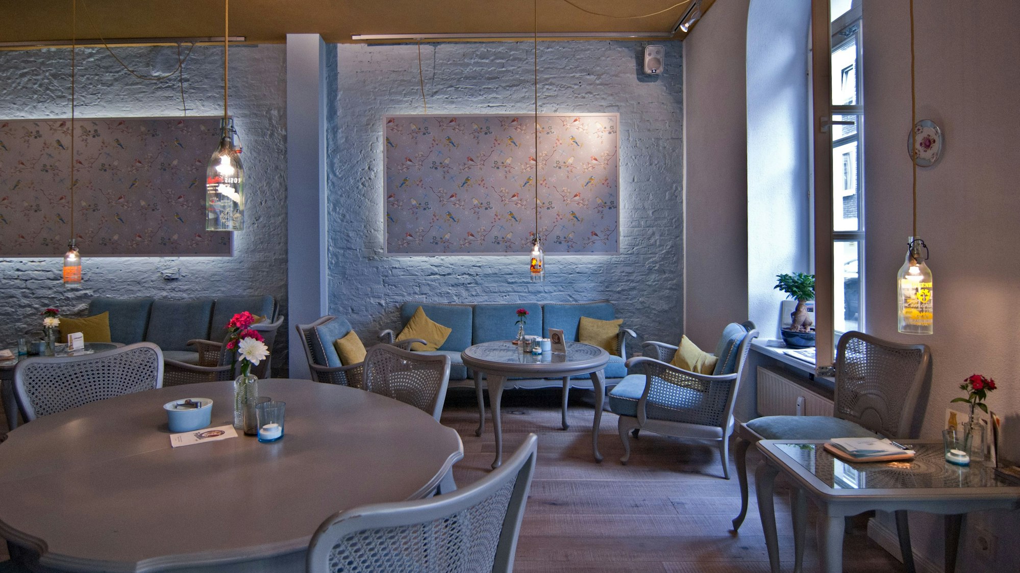 Der gemütliche Innenraum eines Kölner Cafés mit blauen Sesseln, Sofas und Stühlen. (Archivbild)